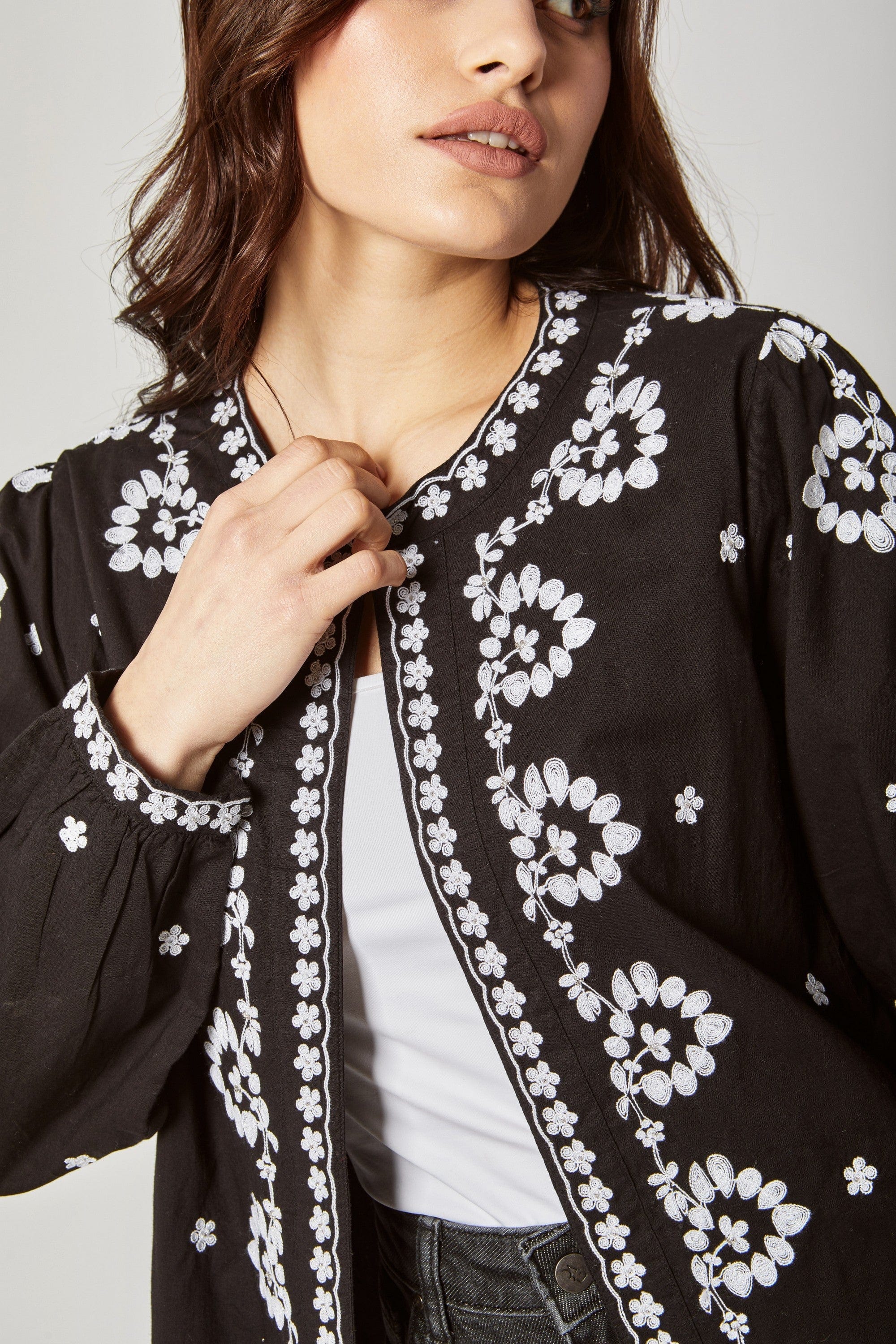 داليدرس جاكيت مطرز بالخيوط كم طويل نسائي أسود