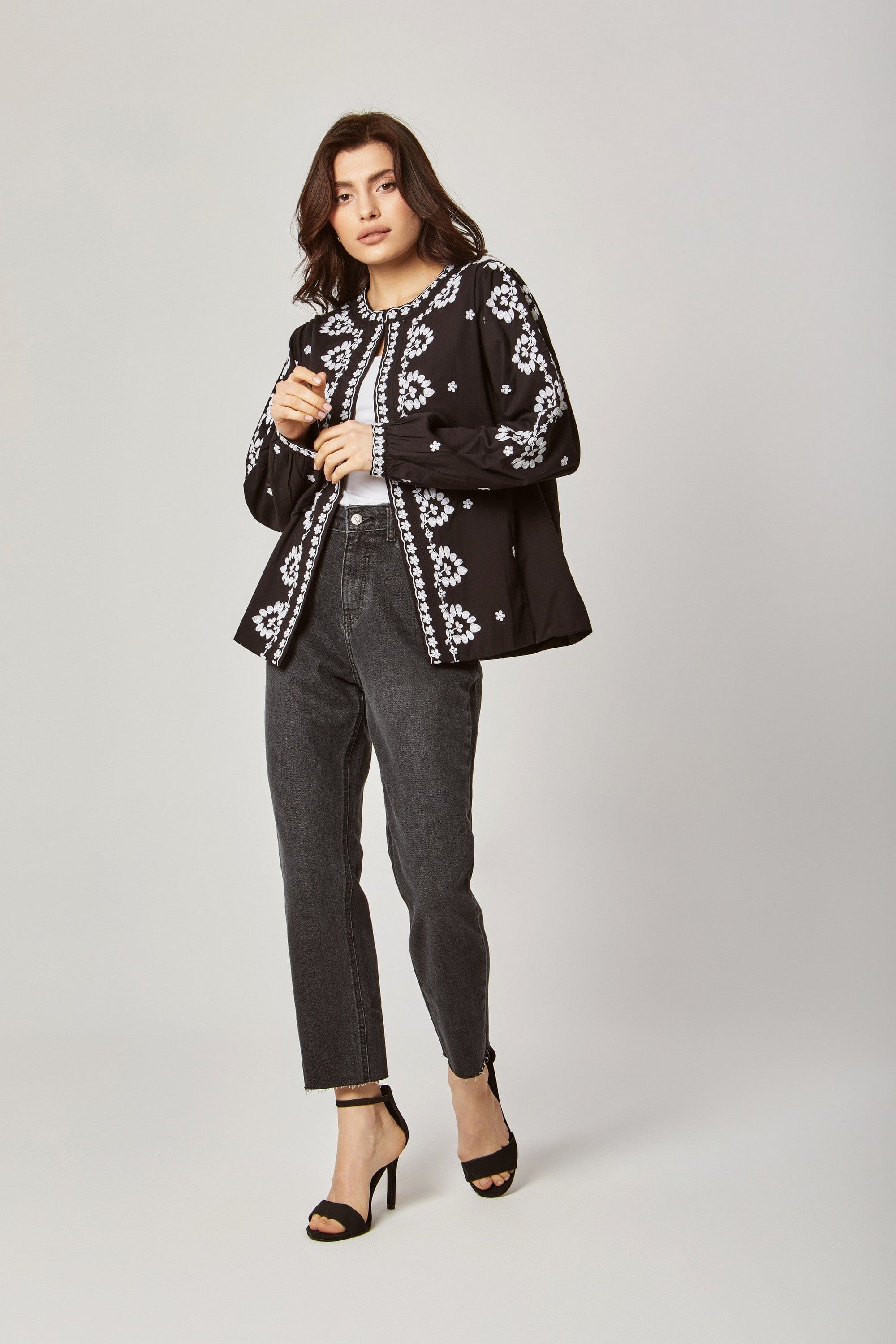 داليدرس جاكيت مطرز بالخيوط كم طويل نسائي أسود