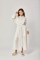 داليدرس فستان قميص شفاف بحزام خصر بأكمام طويلة واسعة بيج فاتح