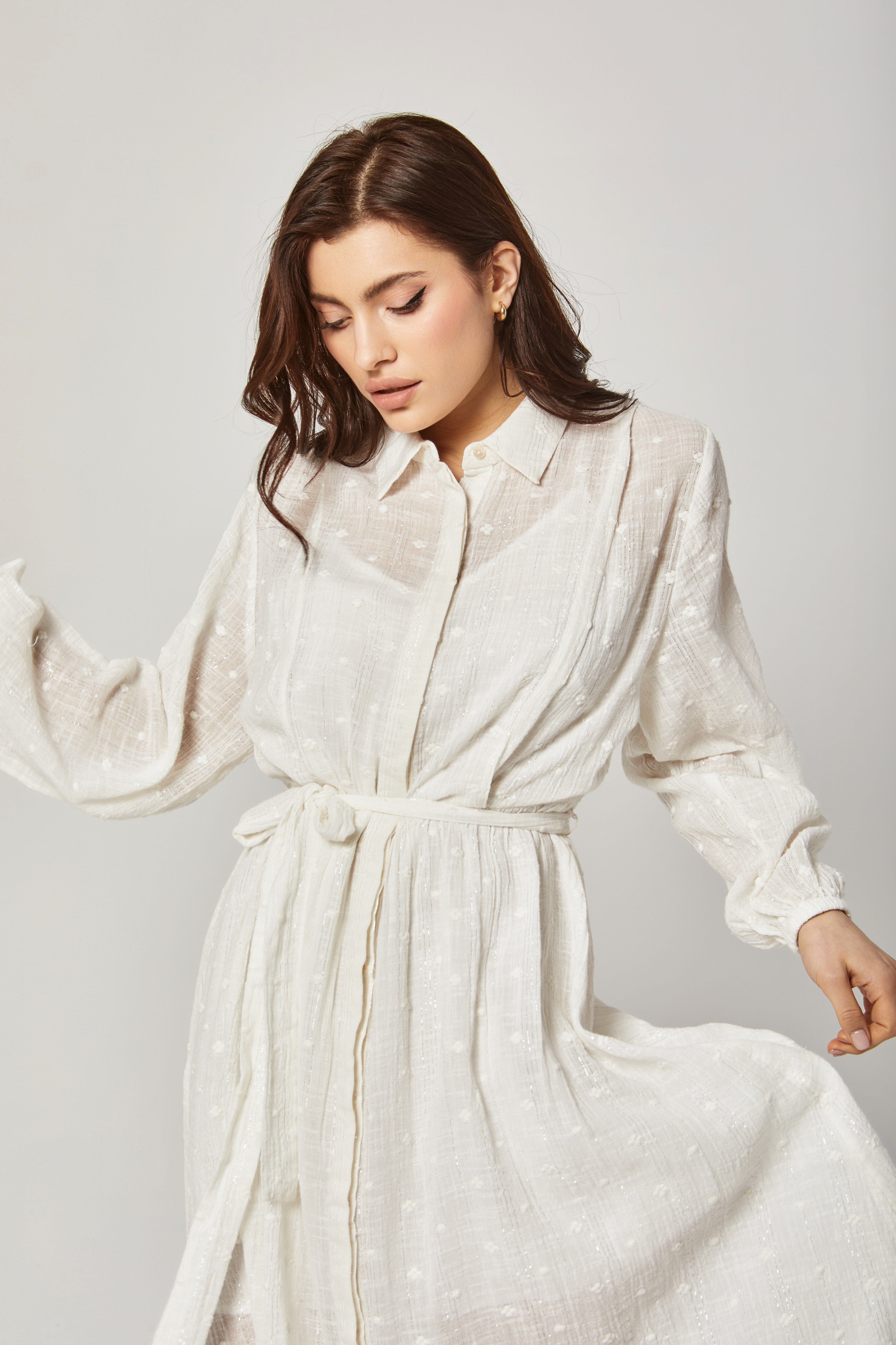 داليدرس فستان قميص شفاف بحزام خصر بأكمام طويلة واسعة بيج فاتح