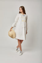 داليدرس فستان قصير مطرز بفتحة صدر صغيرة كم طويل أوف وايت