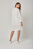 داليدرس فستان قصير مطرز بفتحة صدر صغيرة كم طويل أوف وايت