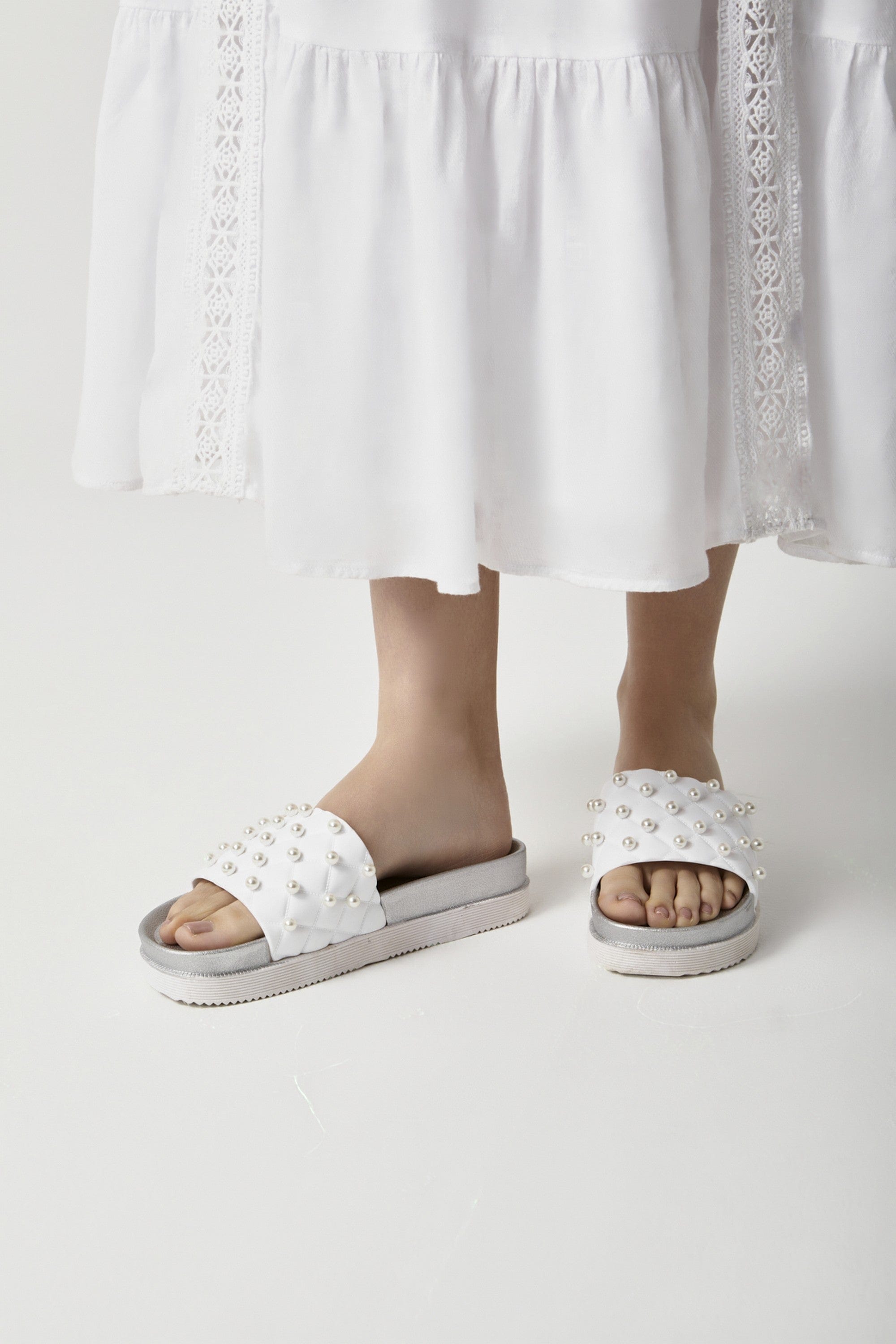 داليدرس فستان قصير مطرز بفتحة صدر صغيرة كم طويل أوف وايت