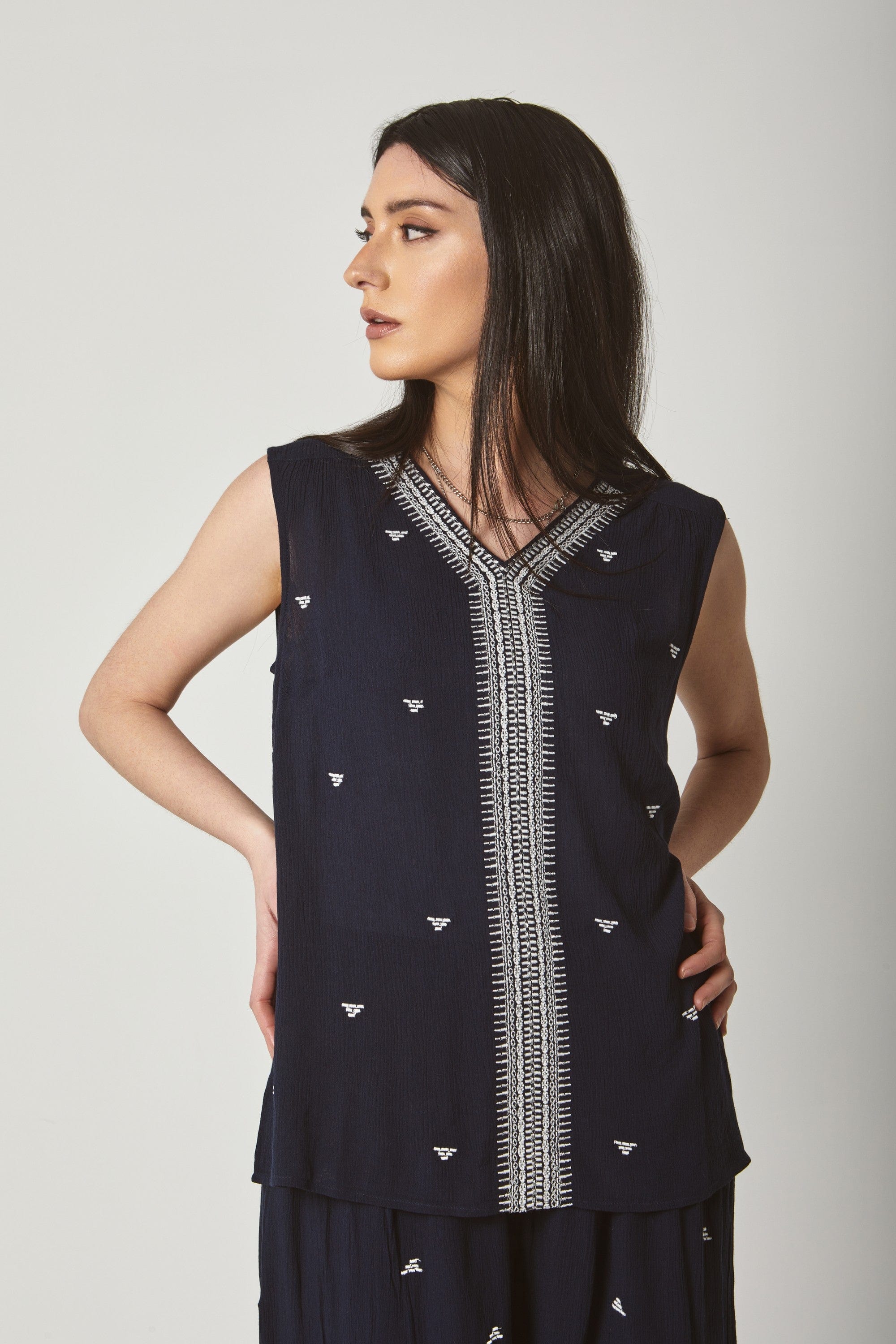 داليدرس بلوزة نسائية مطرزة من الأمام بدون أكمام