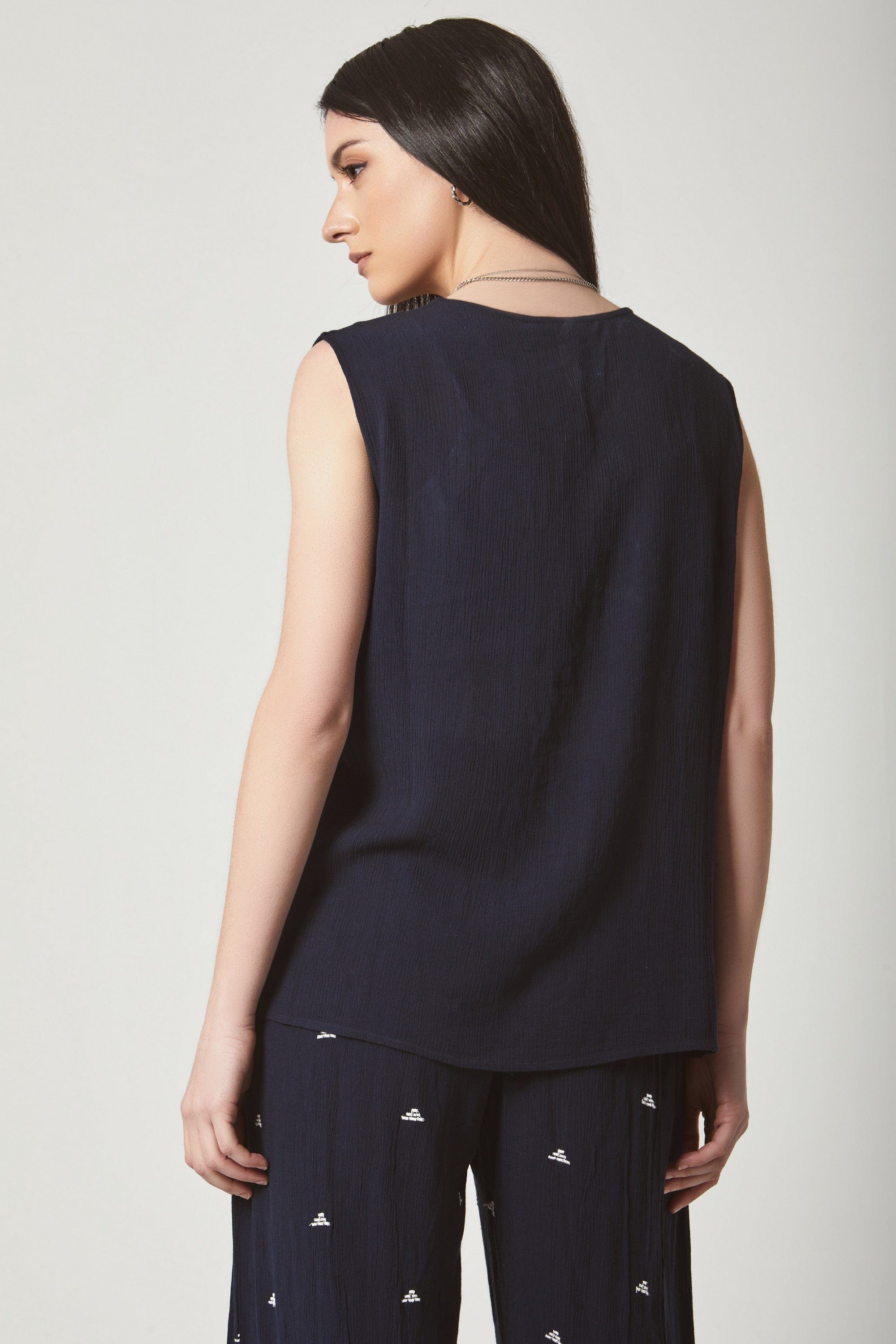 داليدرس بلوزة نسائية مطرزة من الأمام بدون أكمام