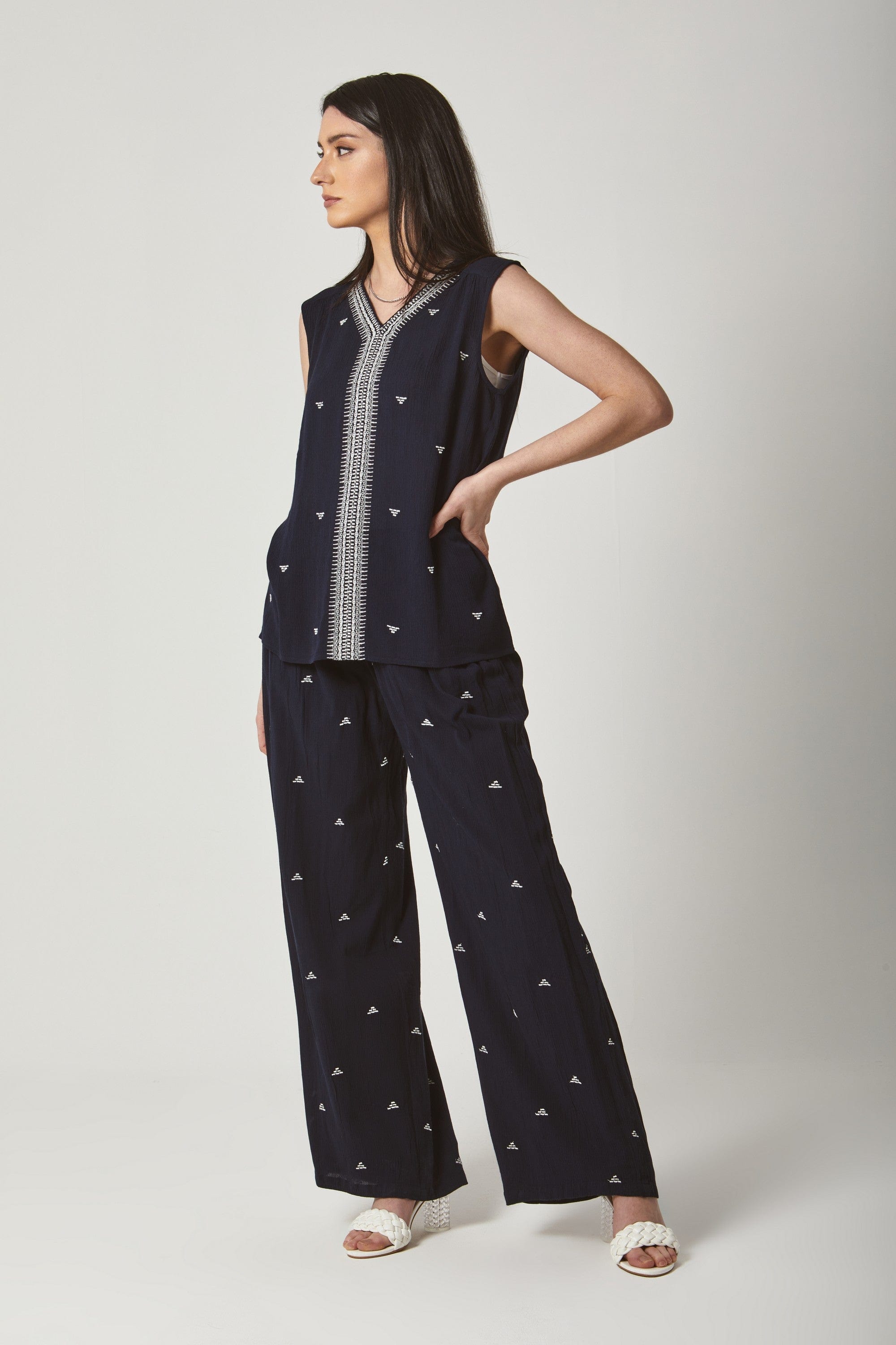 داليدرس بلوزة نسائية مطرزة من الأمام بدون أكمام