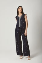 داليدرس بلوزة نسائية مطرزة من الأمام بدون أكمام