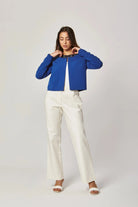 داليدرس جاكيت قصير سادة مزين بالستراس من أعلى نسائي أزرق