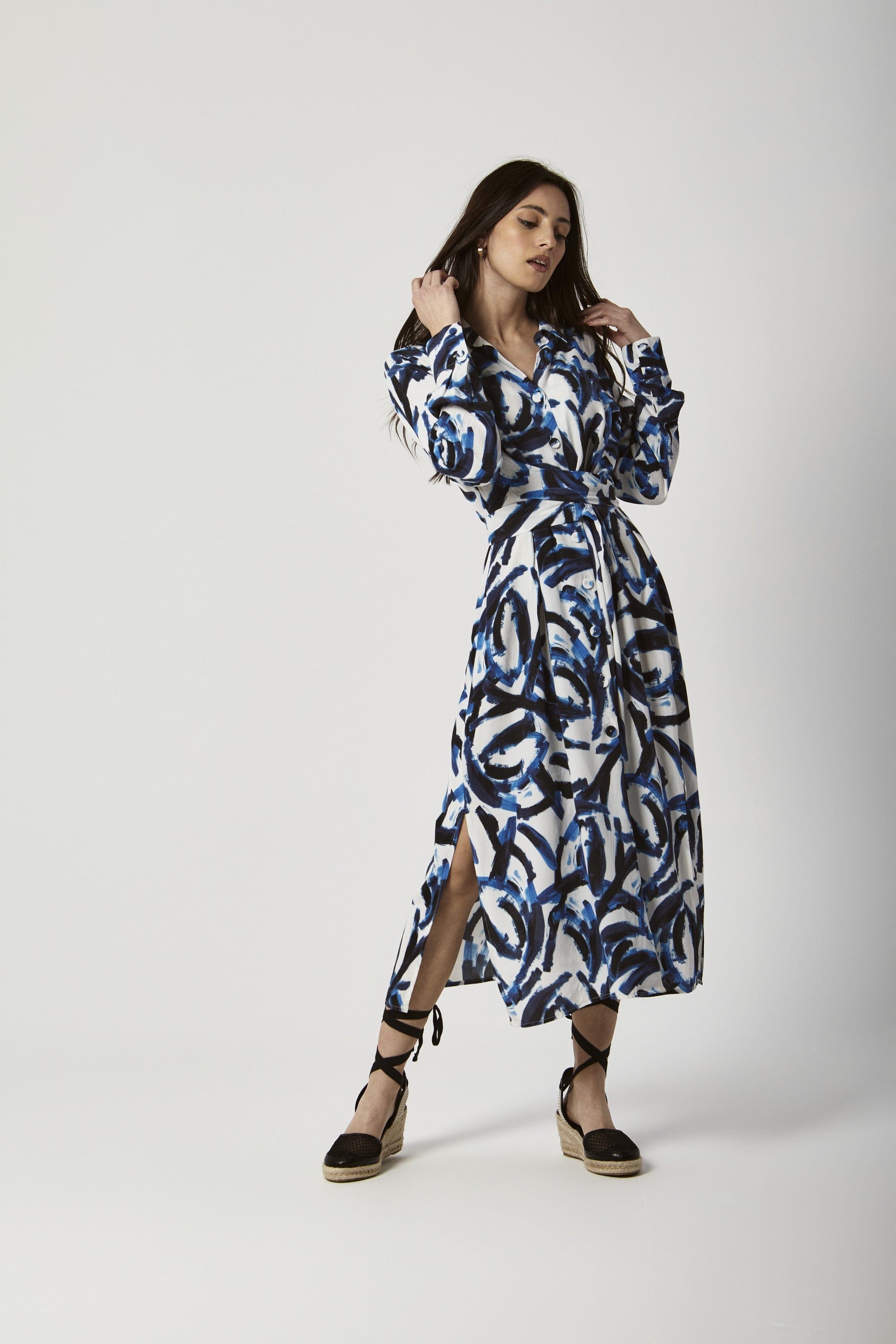 داليدرس فستان ميدي مشجر مفتوح من الجنب بأزرار أمامية كم طويل أزرق داكن