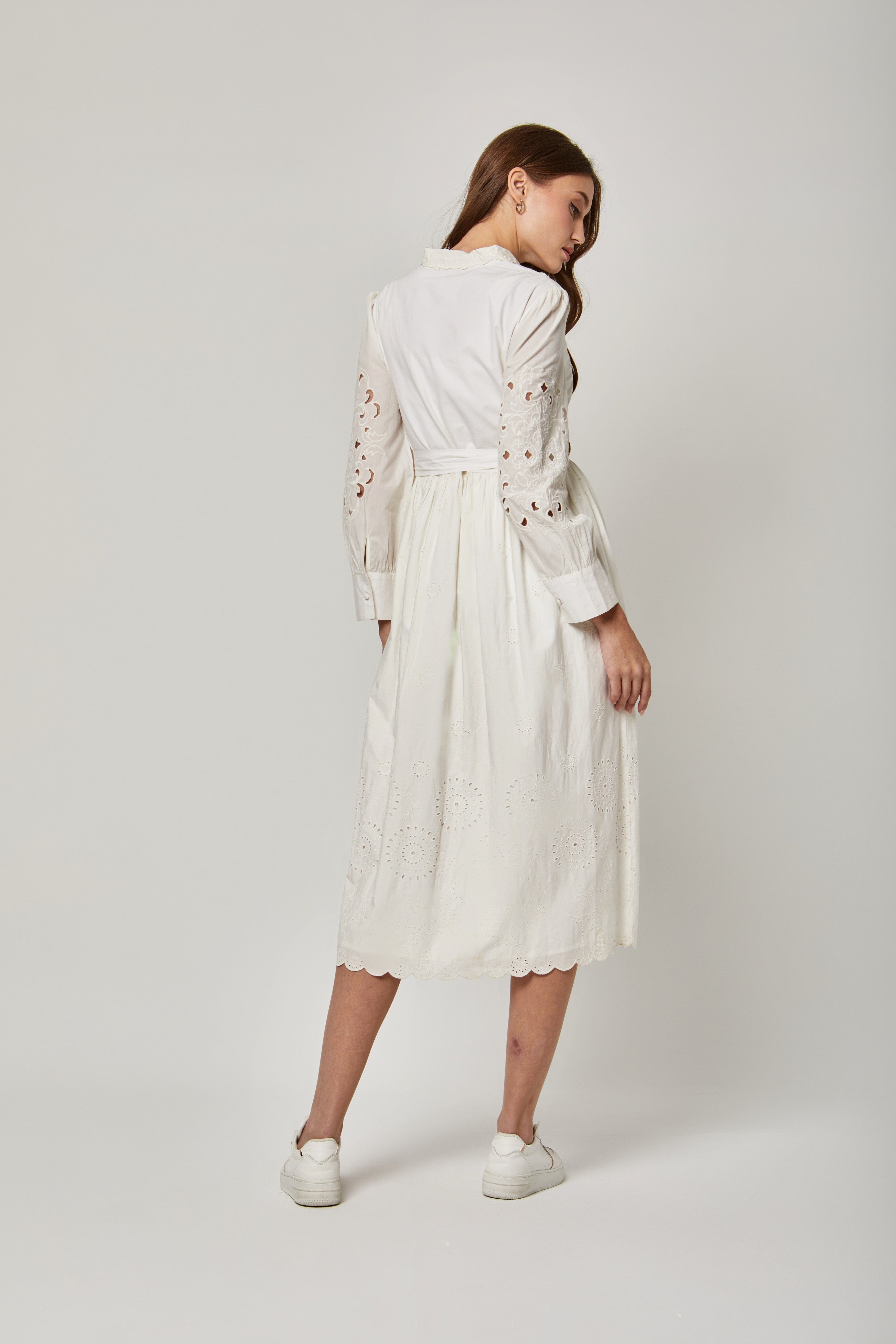 داليدرس فستان قميص ميدي بحزام خصر وياقة طويلة وأزرار أمامية بكم طويل