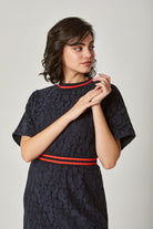 داليدرس فستان ميدي دانتيل مخصر بخطين على الخصر كم قصير نسائي أزرق داكن