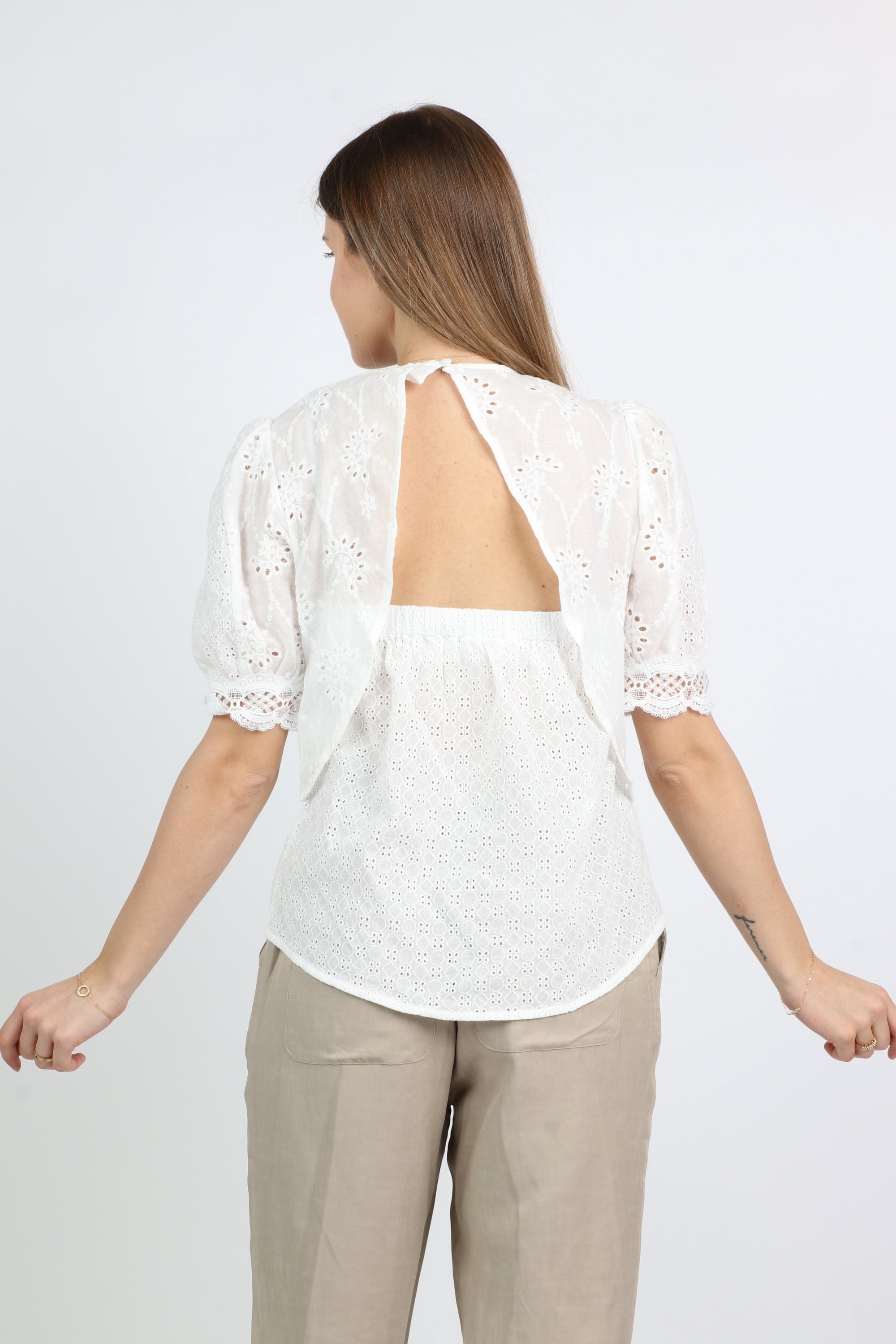 داليدرس بلوزة مخرمة بياقة دائرية أبيض