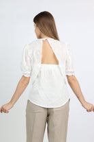 داليدرس بلوزة مخرمة بياقة دائرية أبيض