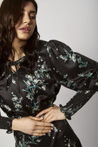 داليدرس فستان ميدي مخطط بالطول بربطة عنق بدون أكمام نسائي أسود