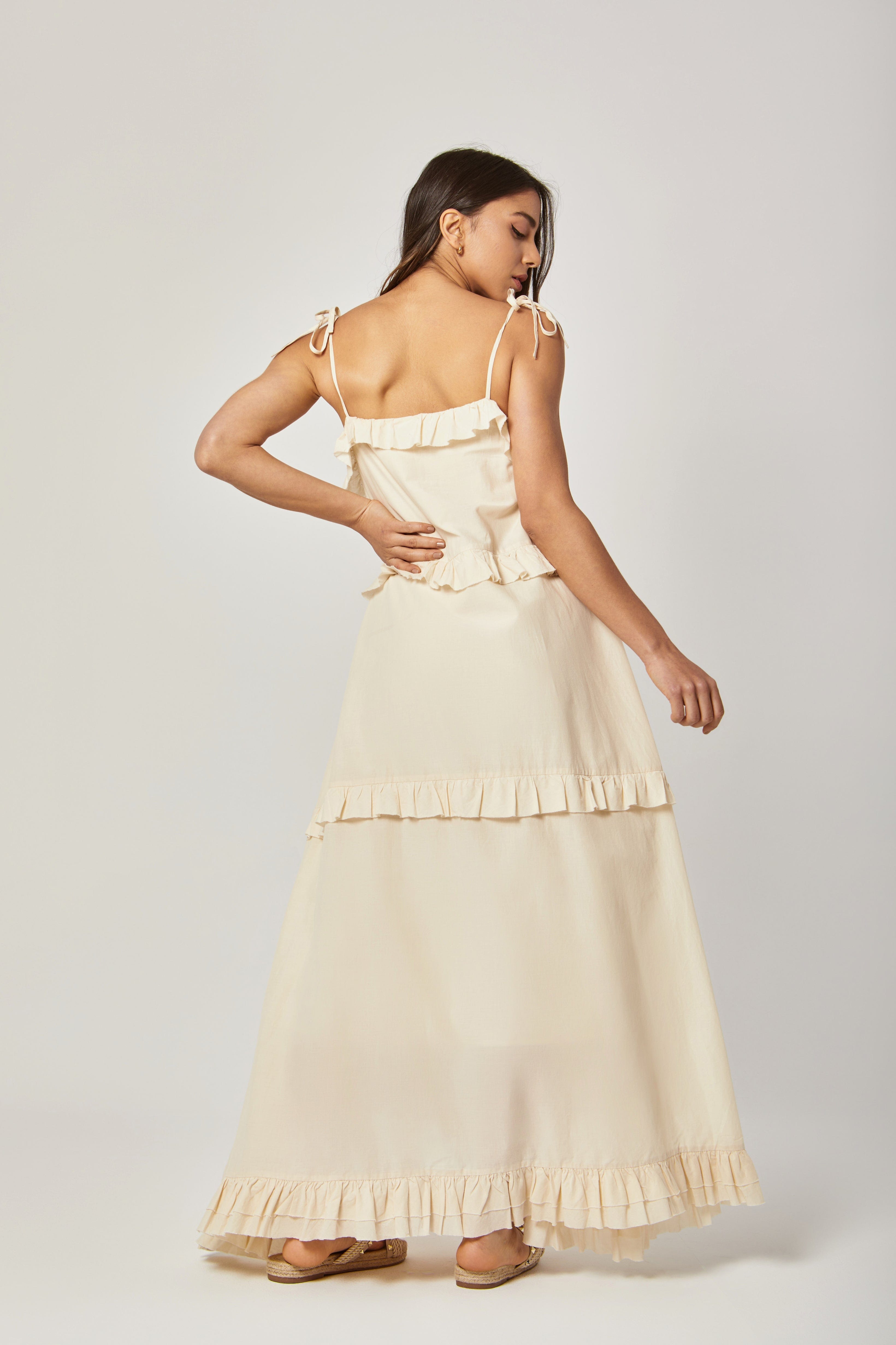 داليدرس فستان طويل حمالات سادة مزين بكشكش رمادي