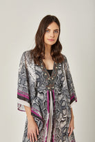 داليدرس فستان قصير منقوش نمط جلد ثعبان كم فراشة متعدد الألوان