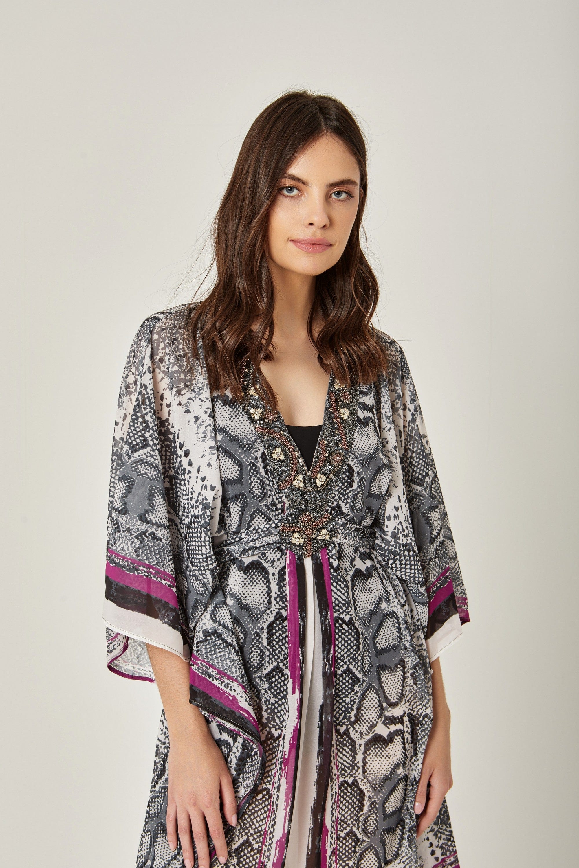 داليدرس فستان قصير منقوش نمط جلد ثعبان كم فراشة متعدد الألوان