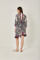 داليدرس فستان قصير منقوش نمط جلد ثعبان كم فراشة متعدد الألوان