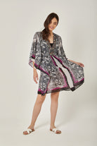 داليدرس فستان قصير منقوش نمط جلد ثعبان كم فراشة متعدد الألوان