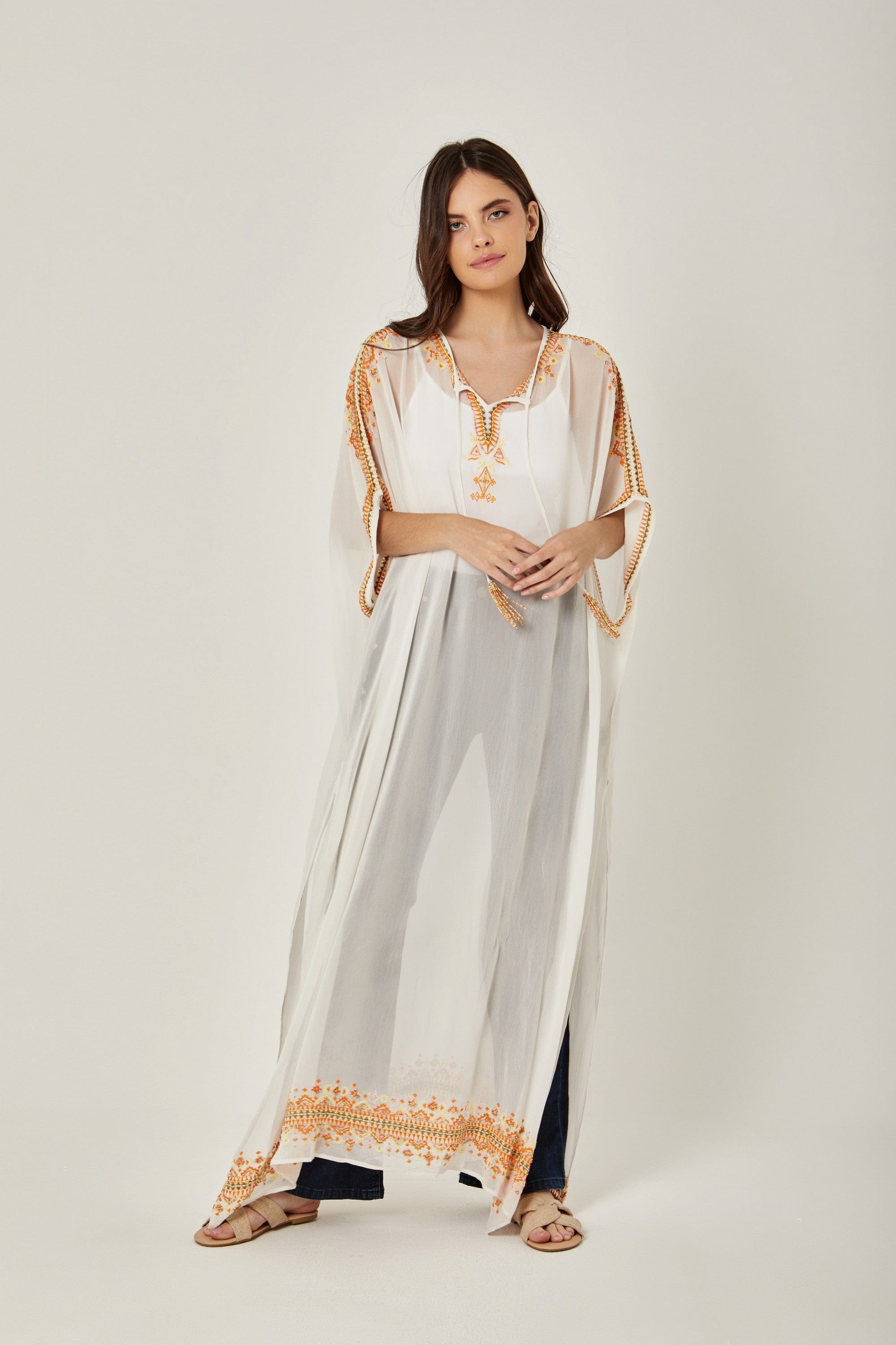 داليدرس فستان شفاف مطرز من الأطراف بأكمام واسعة أوف وايت