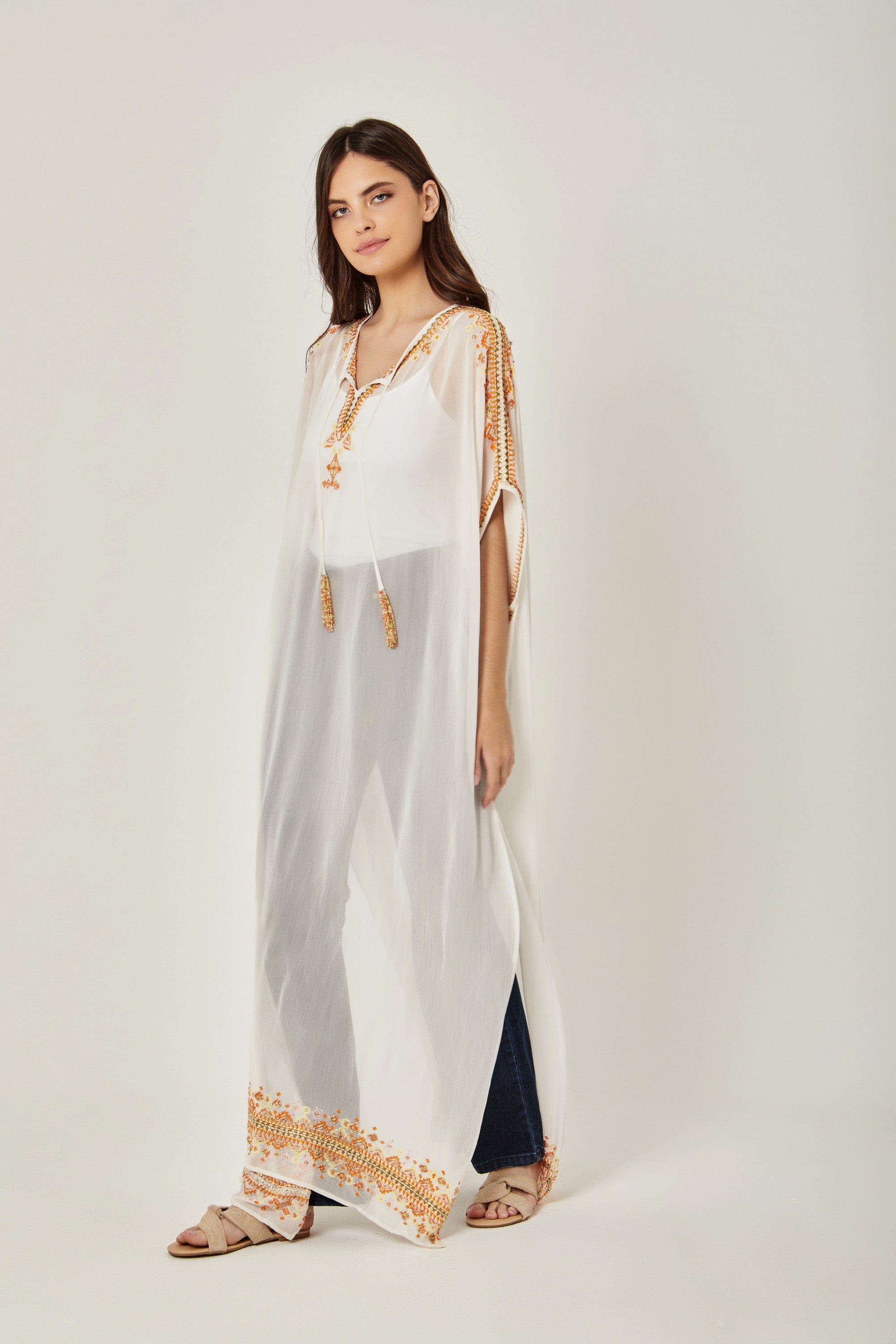 داليدرس فستان شفاف مطرز من الأطراف بأكمام واسعة أوف وايت