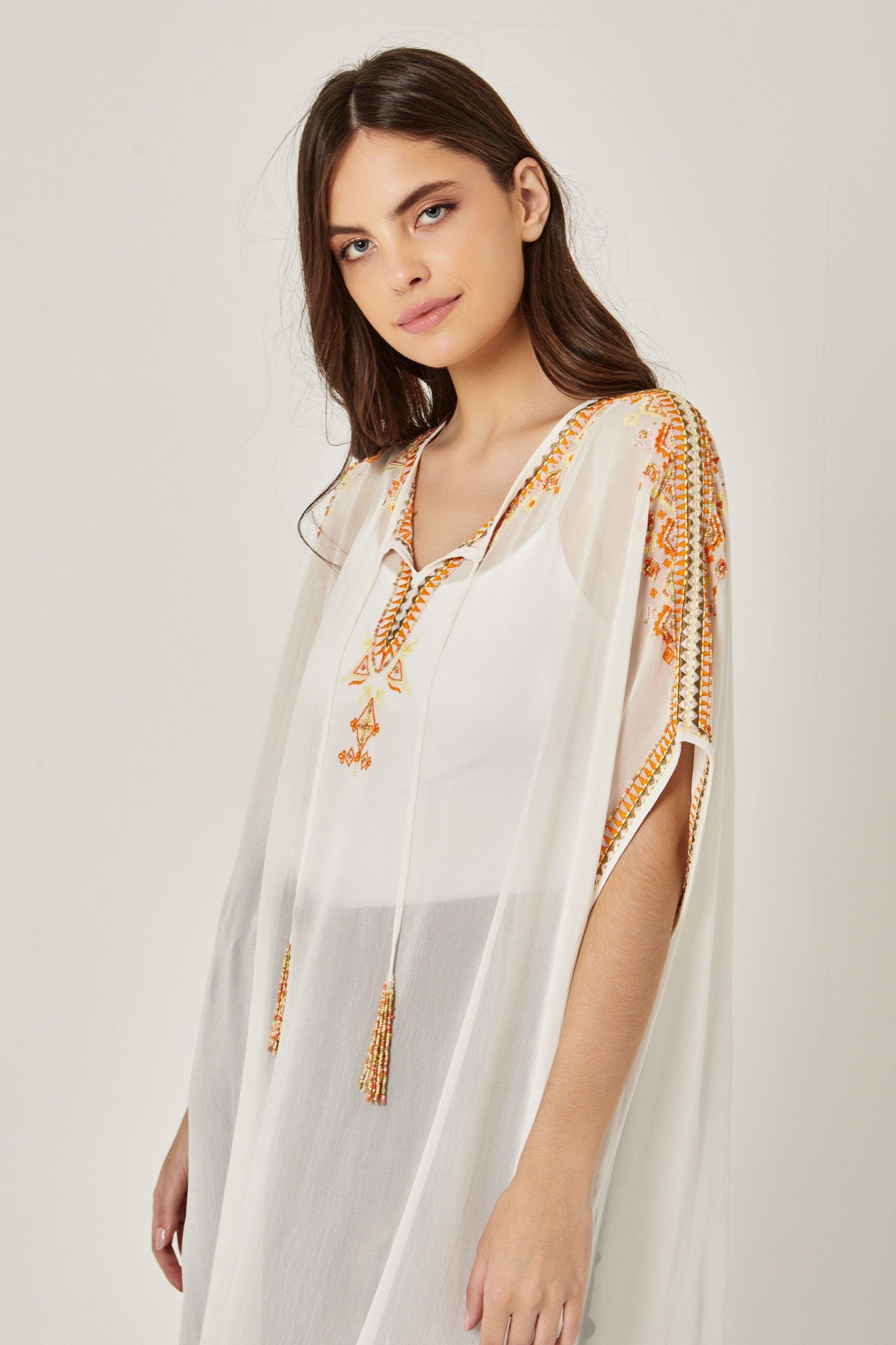 داليدرس فستان شفاف مطرز من الأطراف بأكمام واسعة أوف وايت