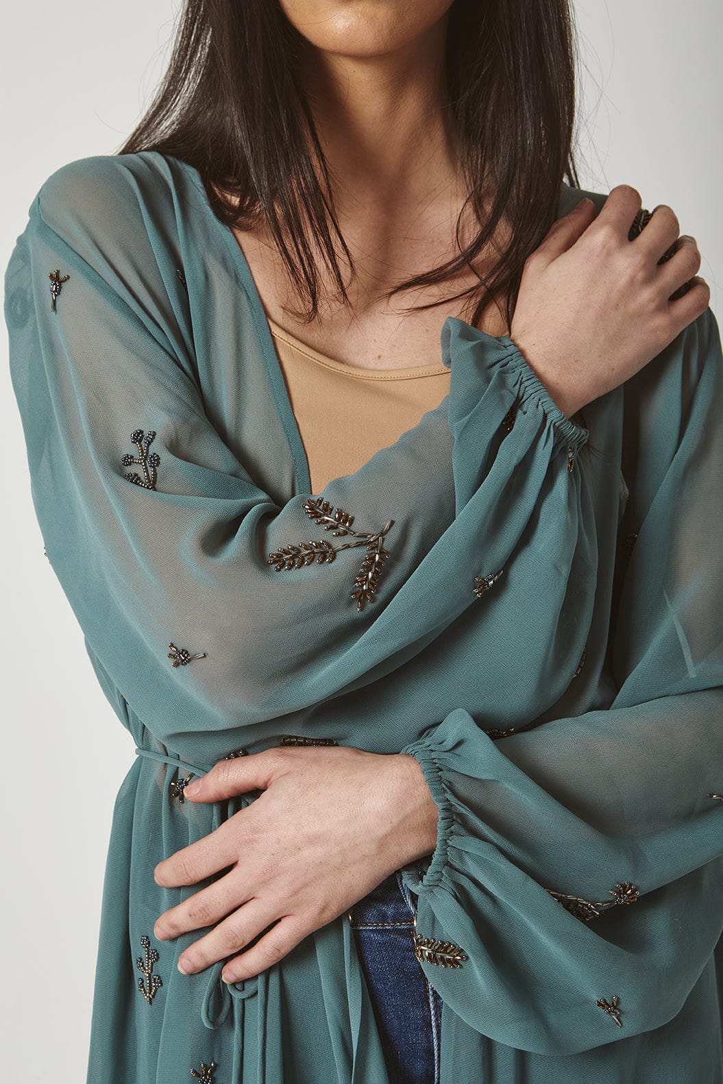 داليدرس فستان مفتوح طويل شفاف مطرز برباط خصر بكم طويل واسع