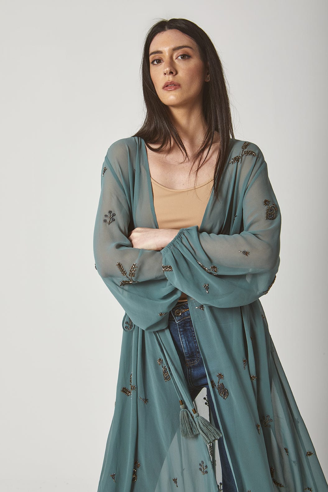 داليدرس فستان مفتوح طويل شفاف مطرز برباط خصر بكم طويل واسع