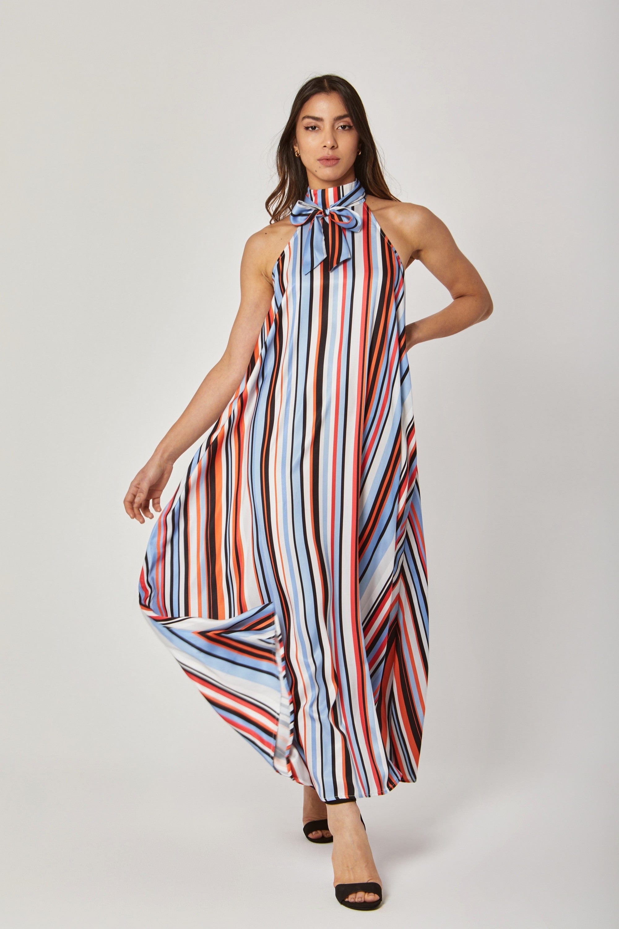 داليدرس فستان قصير سادة بخصر مطاطي كم طويل واسع بأساور نسائي متعدد الألوان