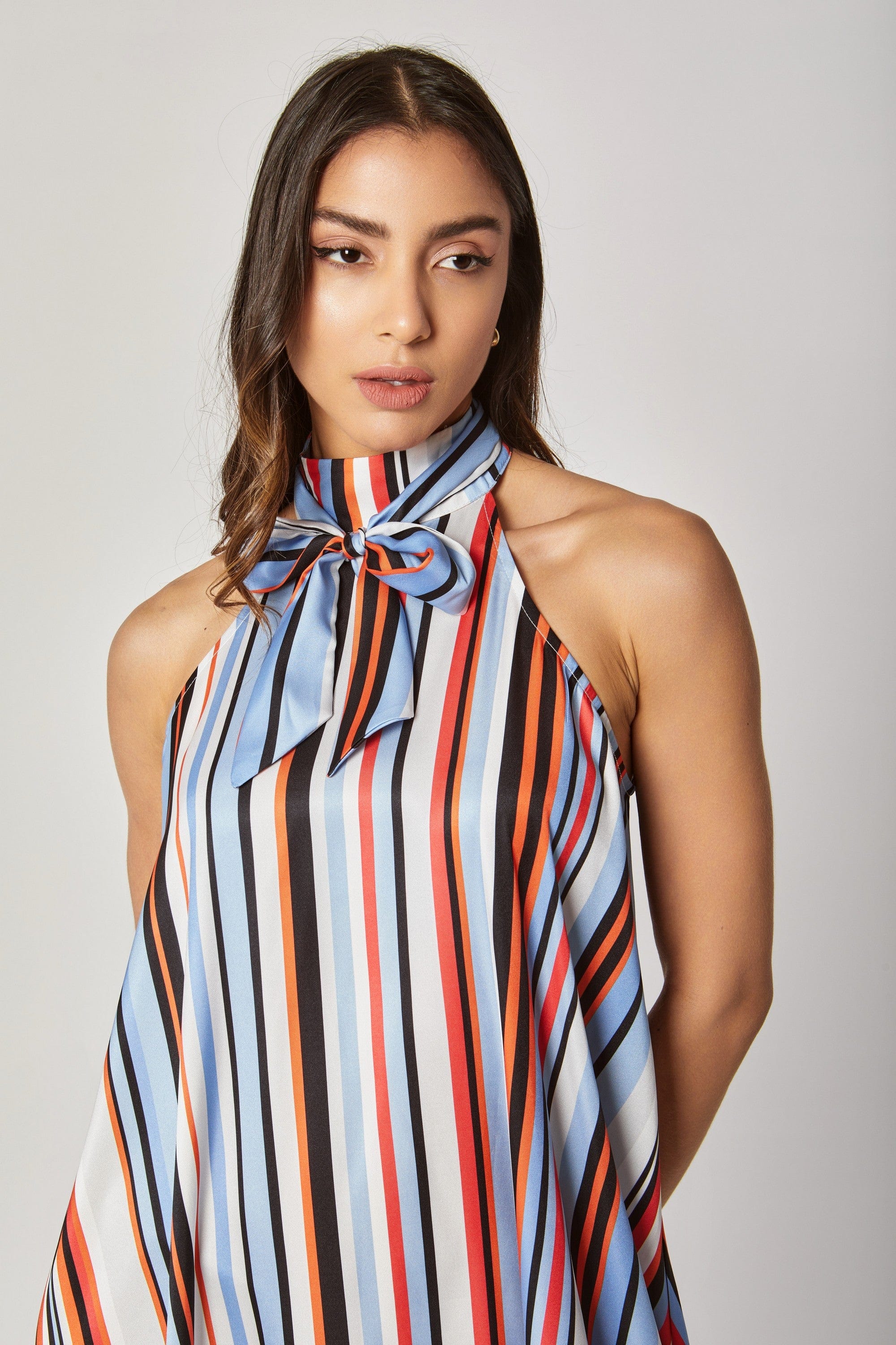 داليدرس فستان قصير سادة بخصر مطاطي كم طويل واسع بأساور نسائي متعدد الألوان