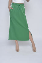 كيتشن تنورة رياضية بخطوط على الجانبين وبرباط وفتحة جانبية نسائية