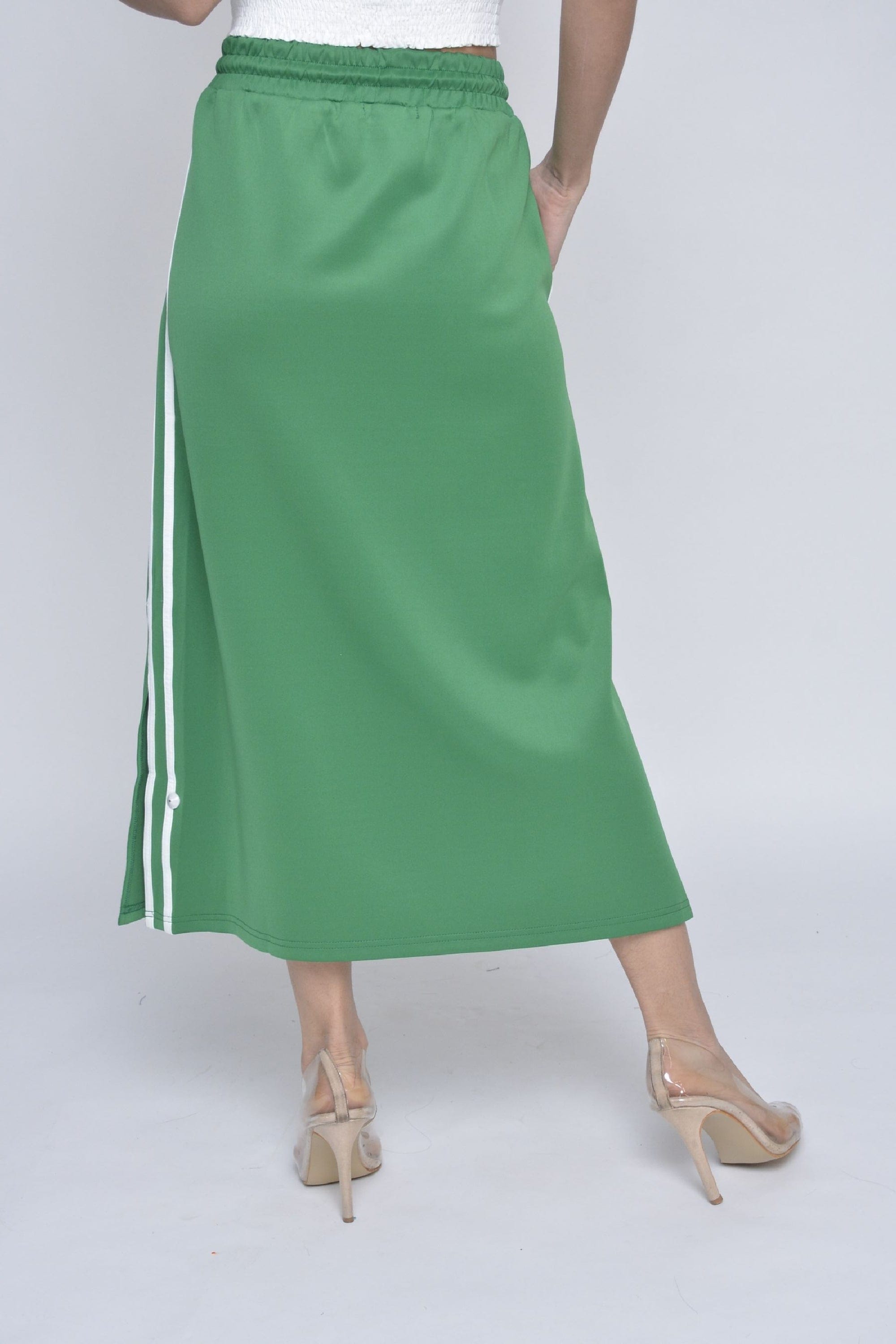 كيتشن تنورة رياضية بخطوط على الجانبين وبرباط وفتحة جانبية نسائية