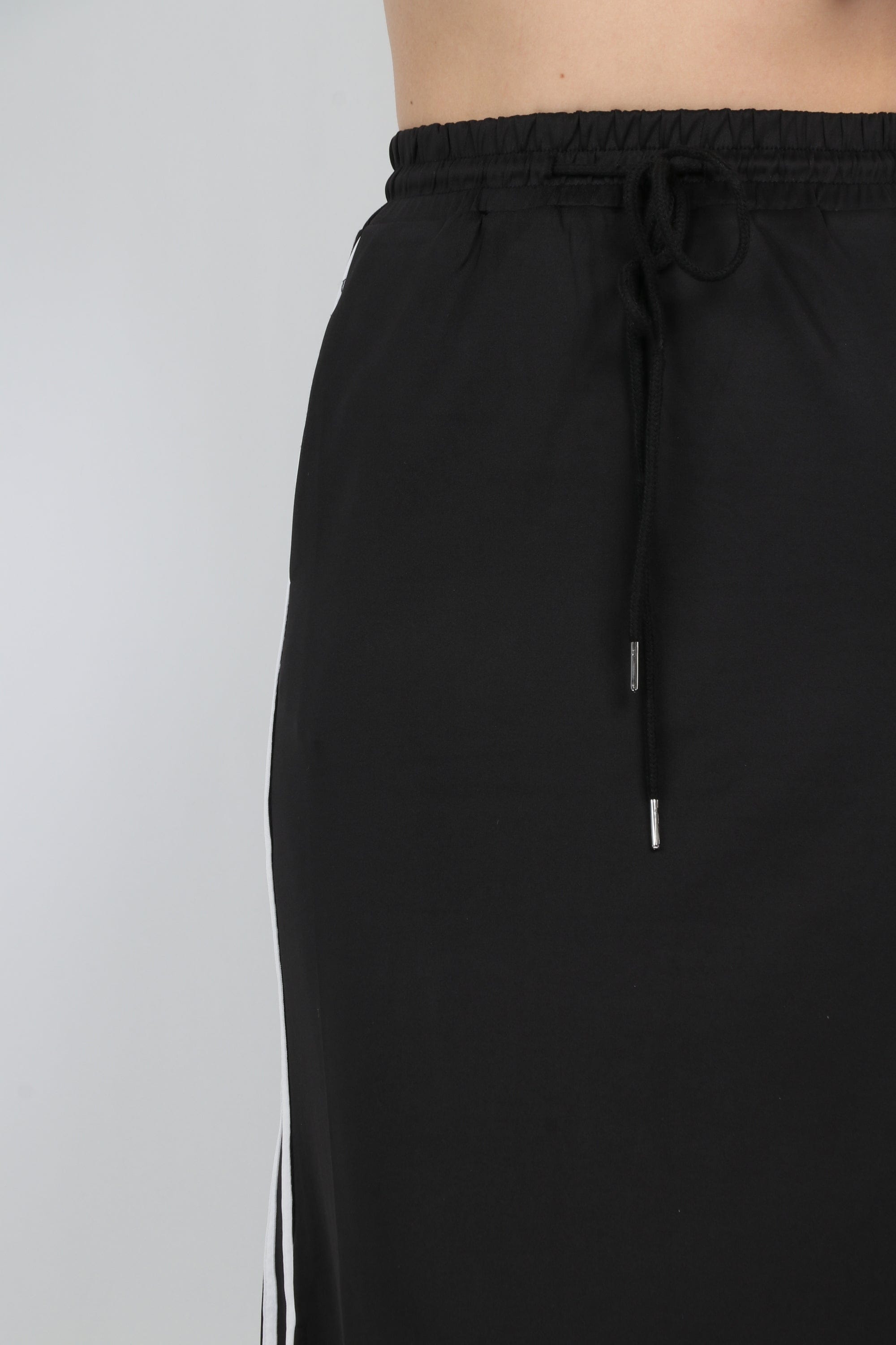 كيتشن تنورة رياضية بخطوط على الجانبين وبرباط وفتحة جانبية نسائية