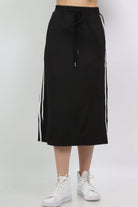 كيتشن تنورة رياضية بخطوط على الجانبين وبرباط وفتحة جانبية نسائية