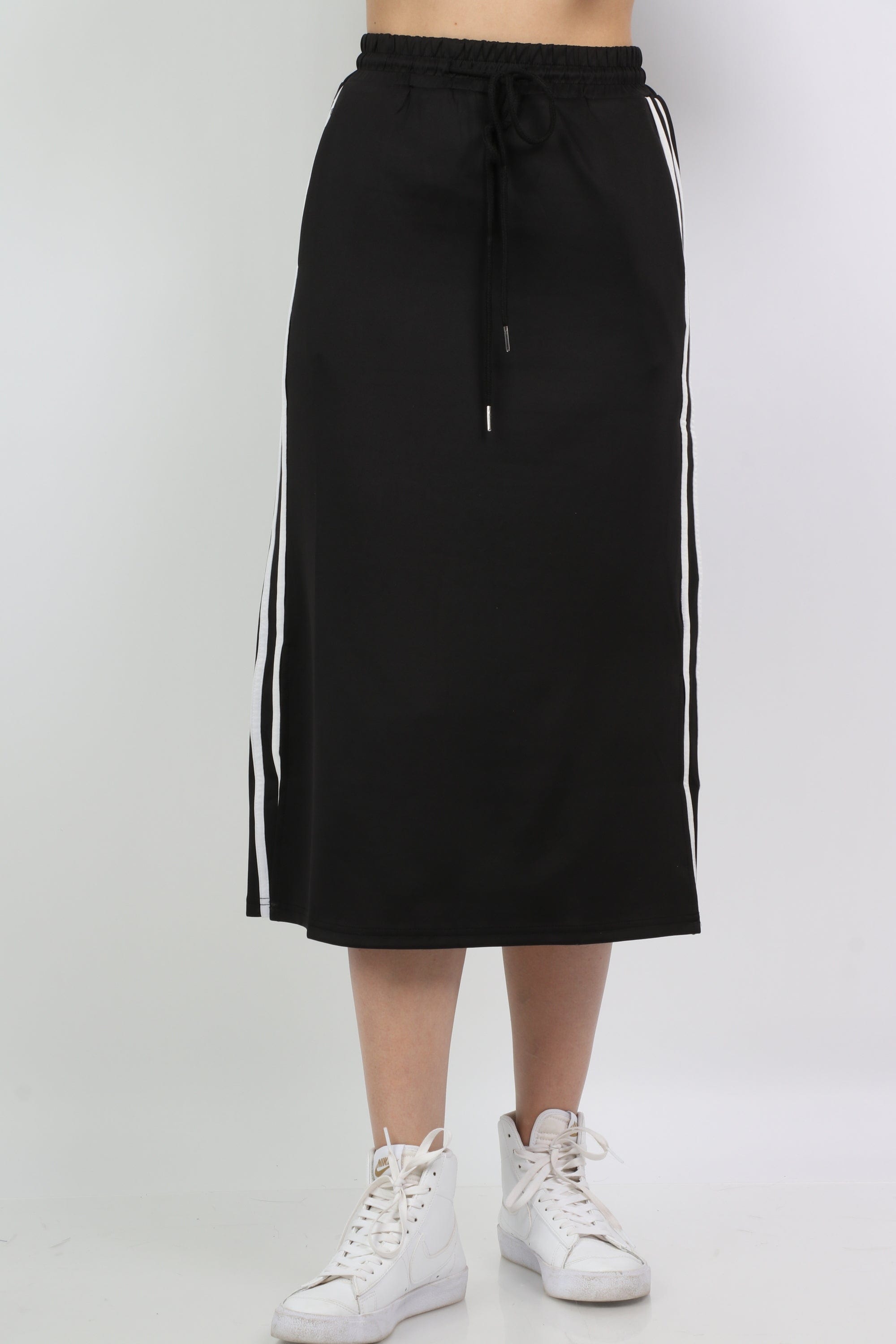 كيتشن تنورة رياضية بخطوط على الجانبين وبرباط وفتحة جانبية نسائية