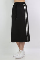 كيتشن تنورة رياضية بخطوط على الجانبين وبرباط وفتحة جانبية نسائية