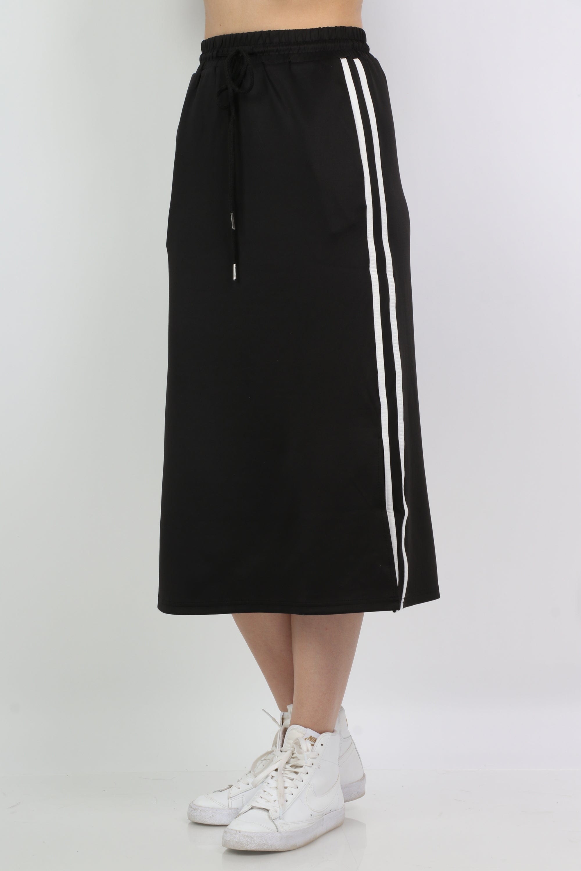 كيتشن تنورة رياضية بخطوط على الجانبين وبرباط وفتحة جانبية نسائية