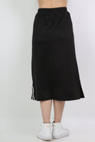 كيتشن تنورة رياضية بخطوط على الجانبين وبرباط وفتحة جانبية نسائية