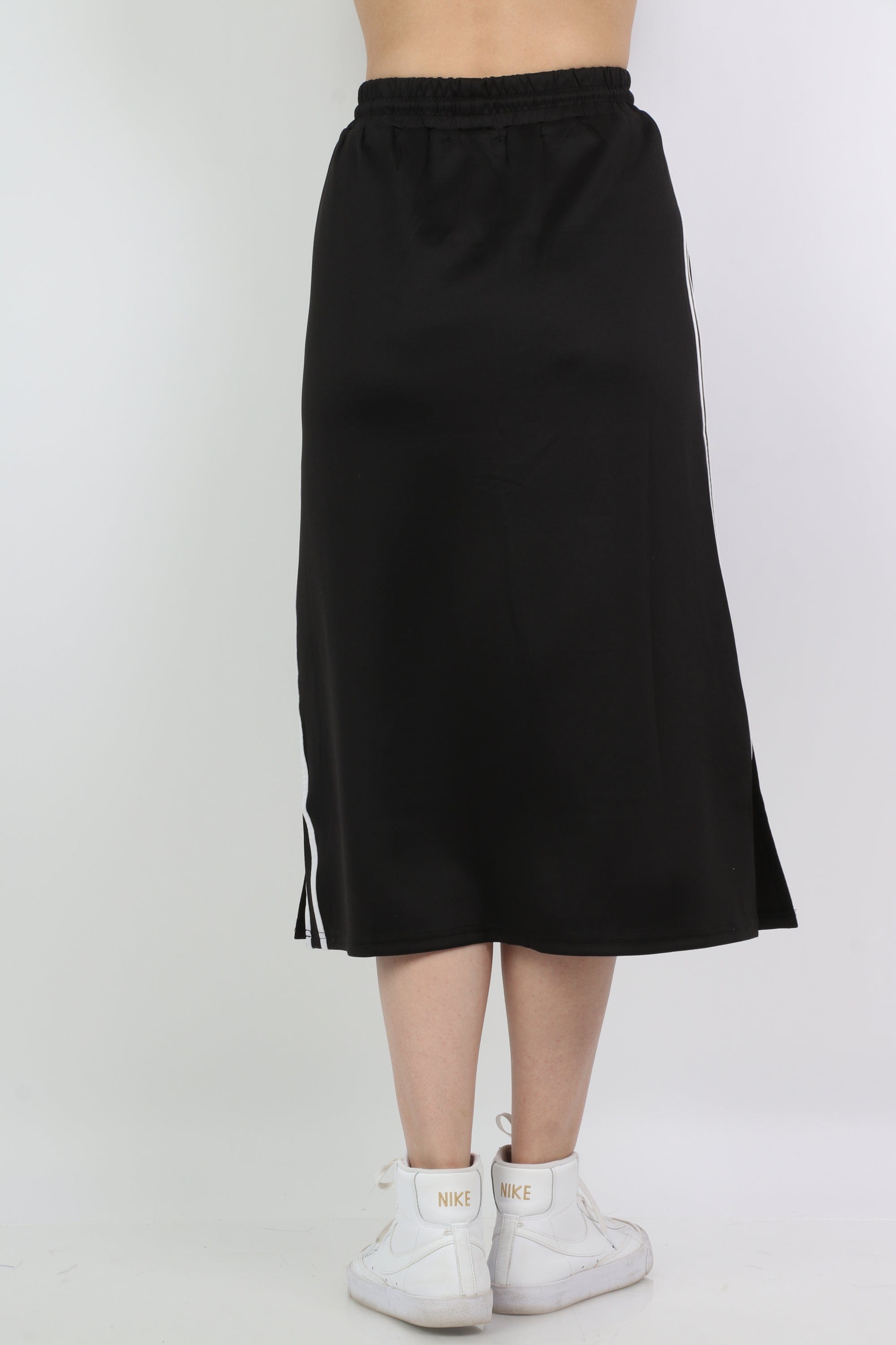 كيتشن تنورة رياضية بخطوط على الجانبين وبرباط وفتحة جانبية نسائية