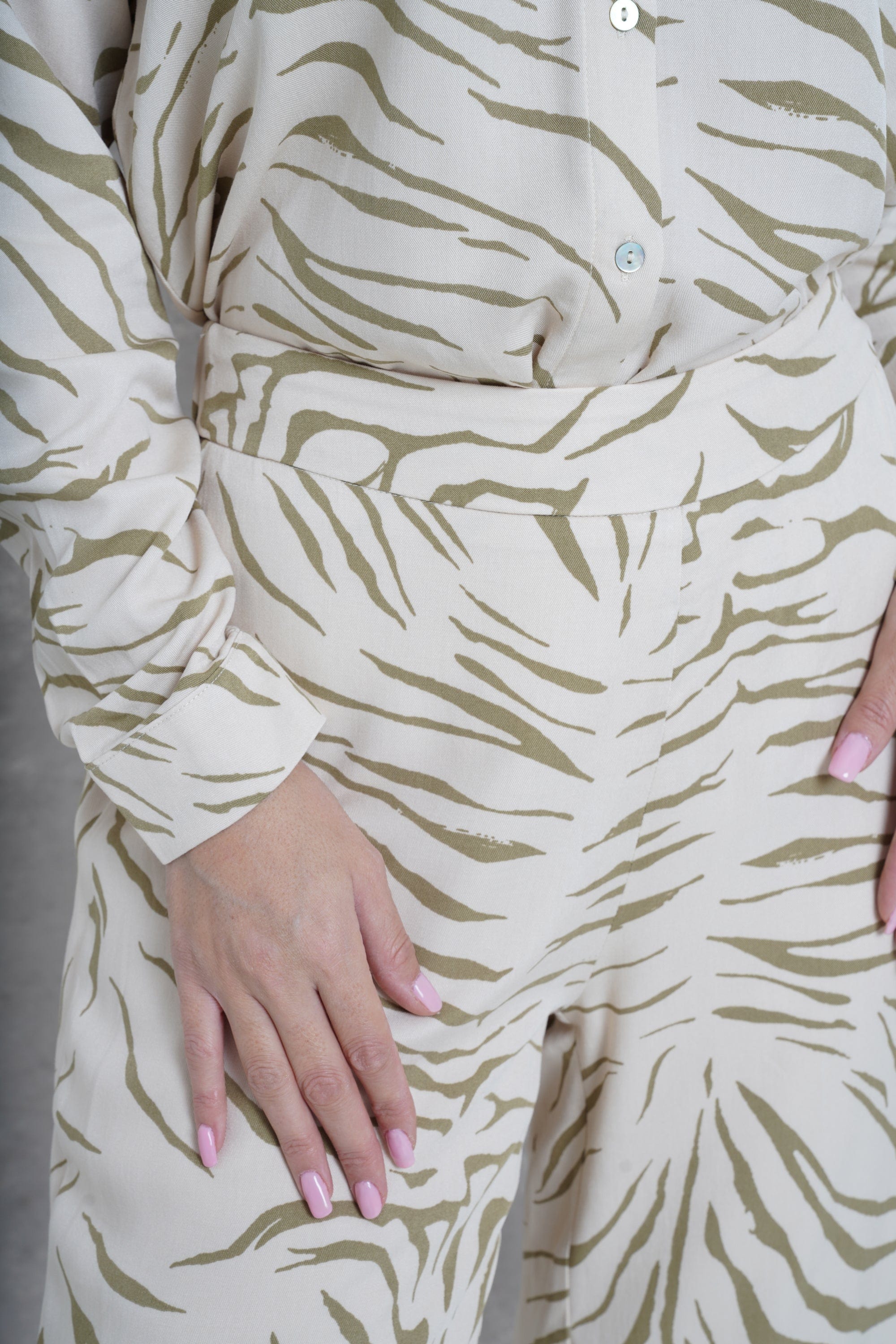 داليدرس فستان طويل منقوش نمط زيبرا بأكمام طويلة أزرق فاتح