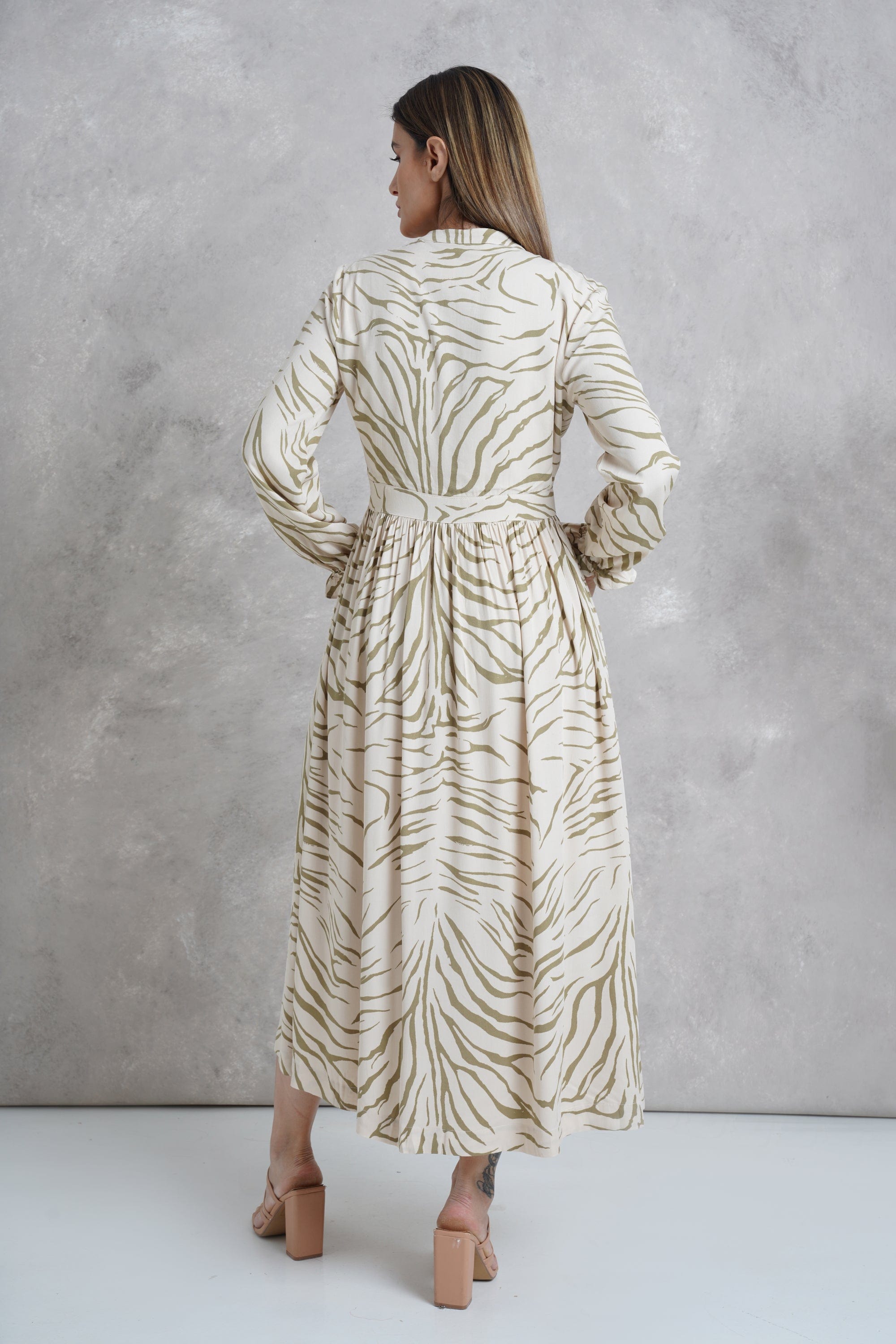 داليدرس فستان طويل منقوش نمط زيبرا بأكمام طويلة أزرق فاتح