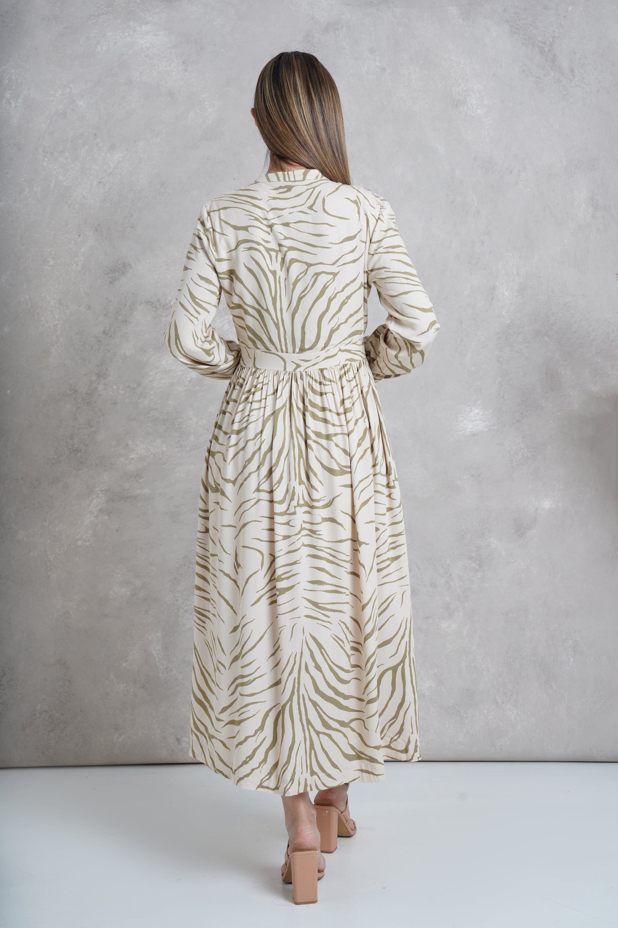 داليدرس فستان طويل منقوش نمط زيبرا بأكمام طويلة أزرق فاتح