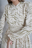 داليدرس فستان طويل منقوش نمط زيبرا بأكمام طويلة أزرق فاتح