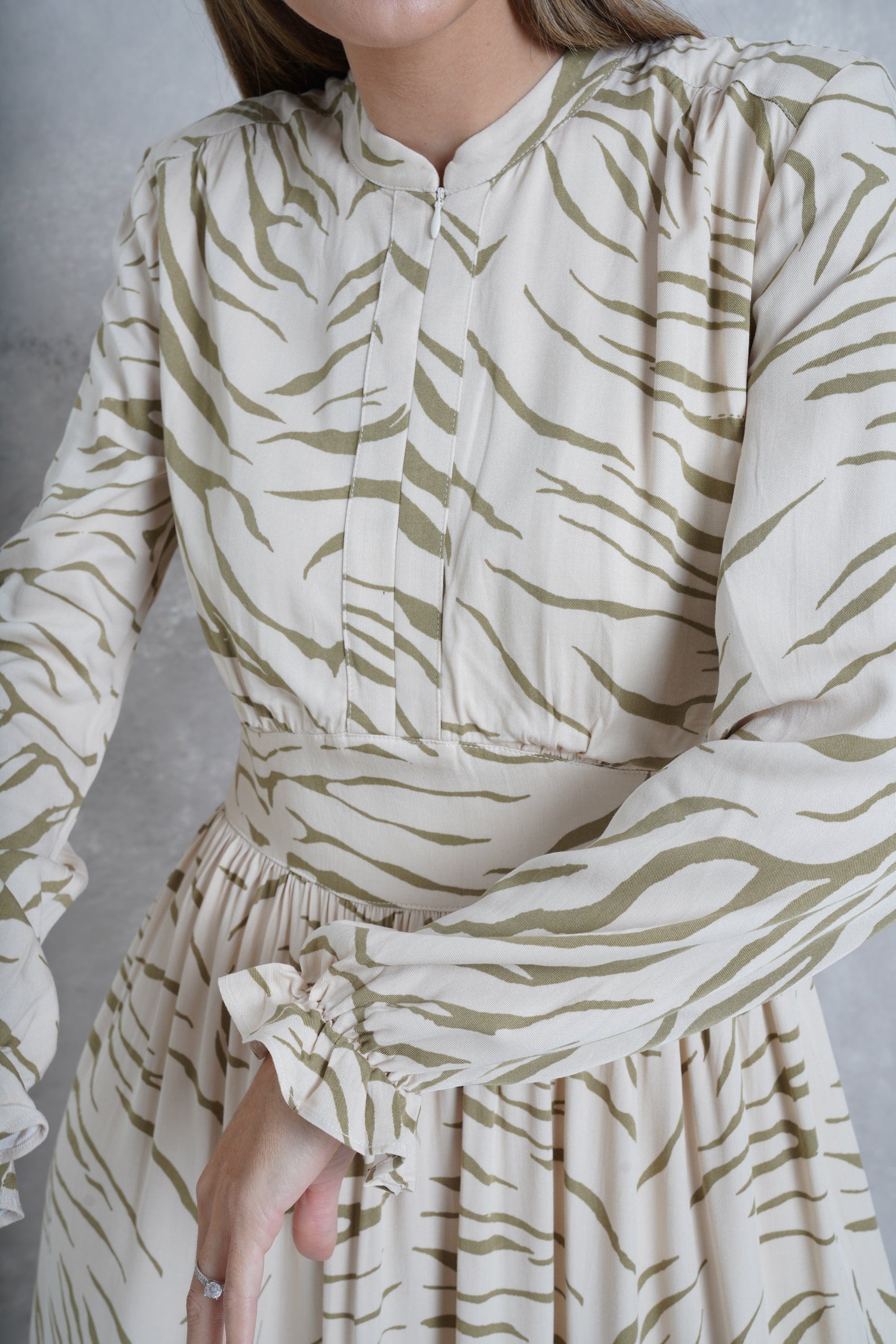 داليدرس فستان طويل منقوش نمط زيبرا بأكمام طويلة أزرق فاتح