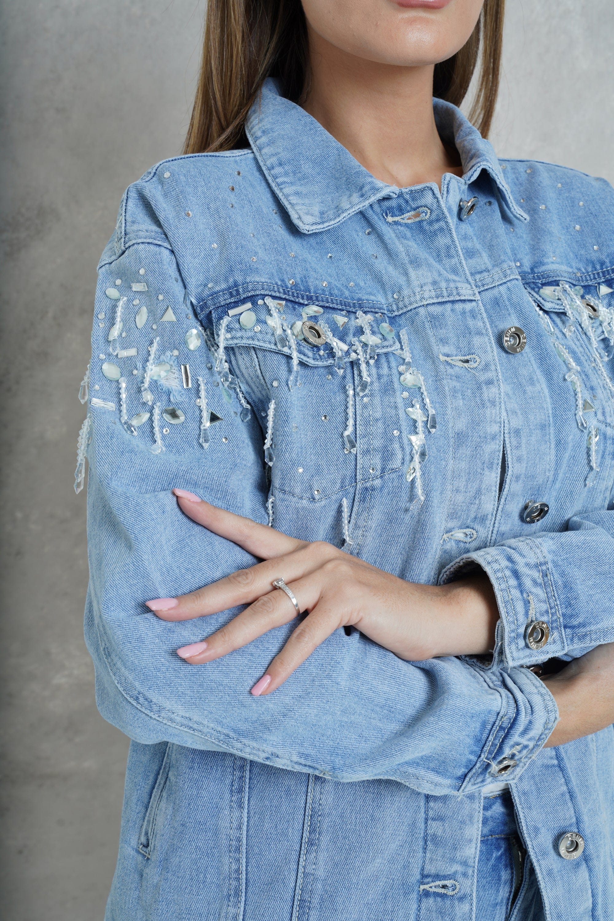 داليدرس جاكيت جينز مطرز على الصدر بأزرار أمامية كم طويل نسائي أزرق فاتح