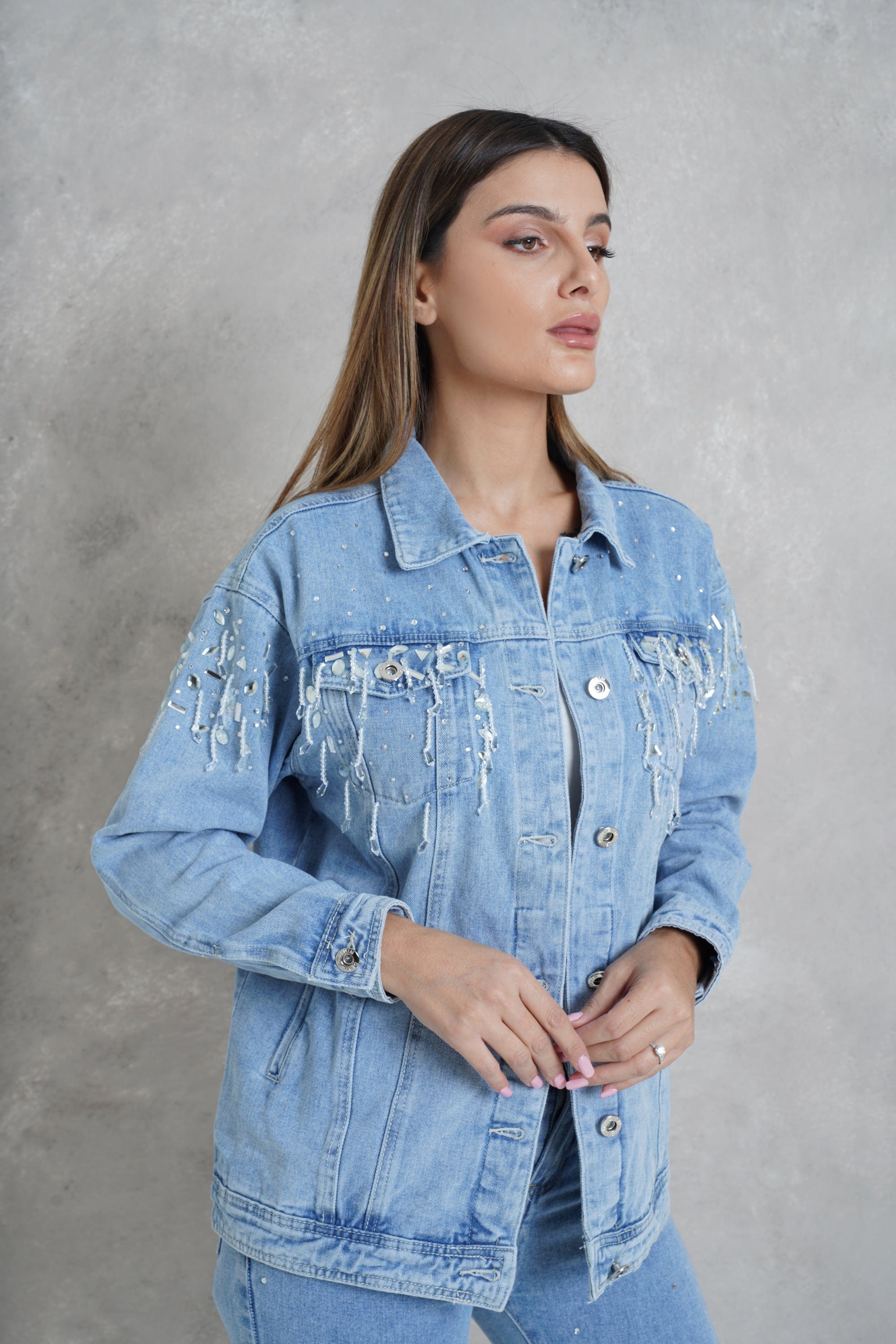 داليدرس جاكيت جينز مطرز على الصدر بأزرار أمامية كم طويل نسائي أزرق فاتح