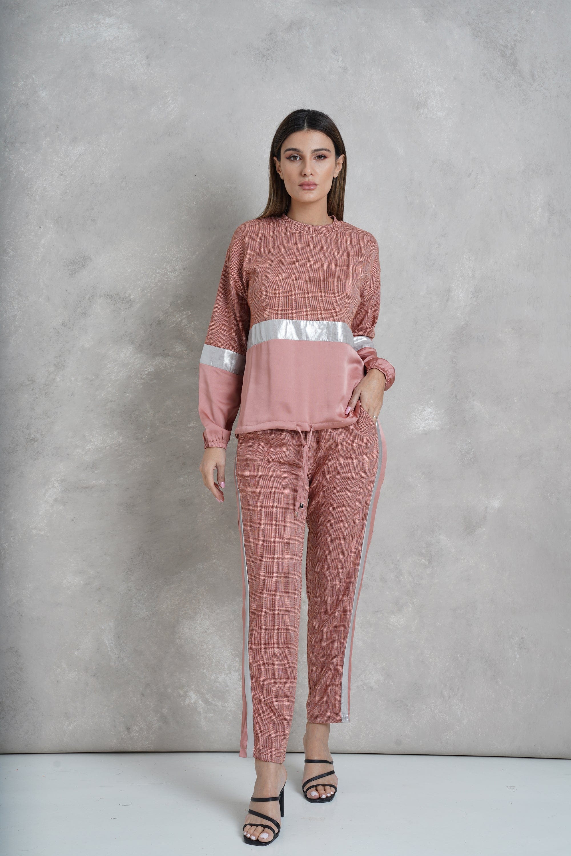 داليدرس بنطلون كاروهات بخط من الجنب باللون الأسود