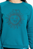 داليدرس سويت شيرت برسمة على الصدر كم طويل نسائي أخضر زمردي