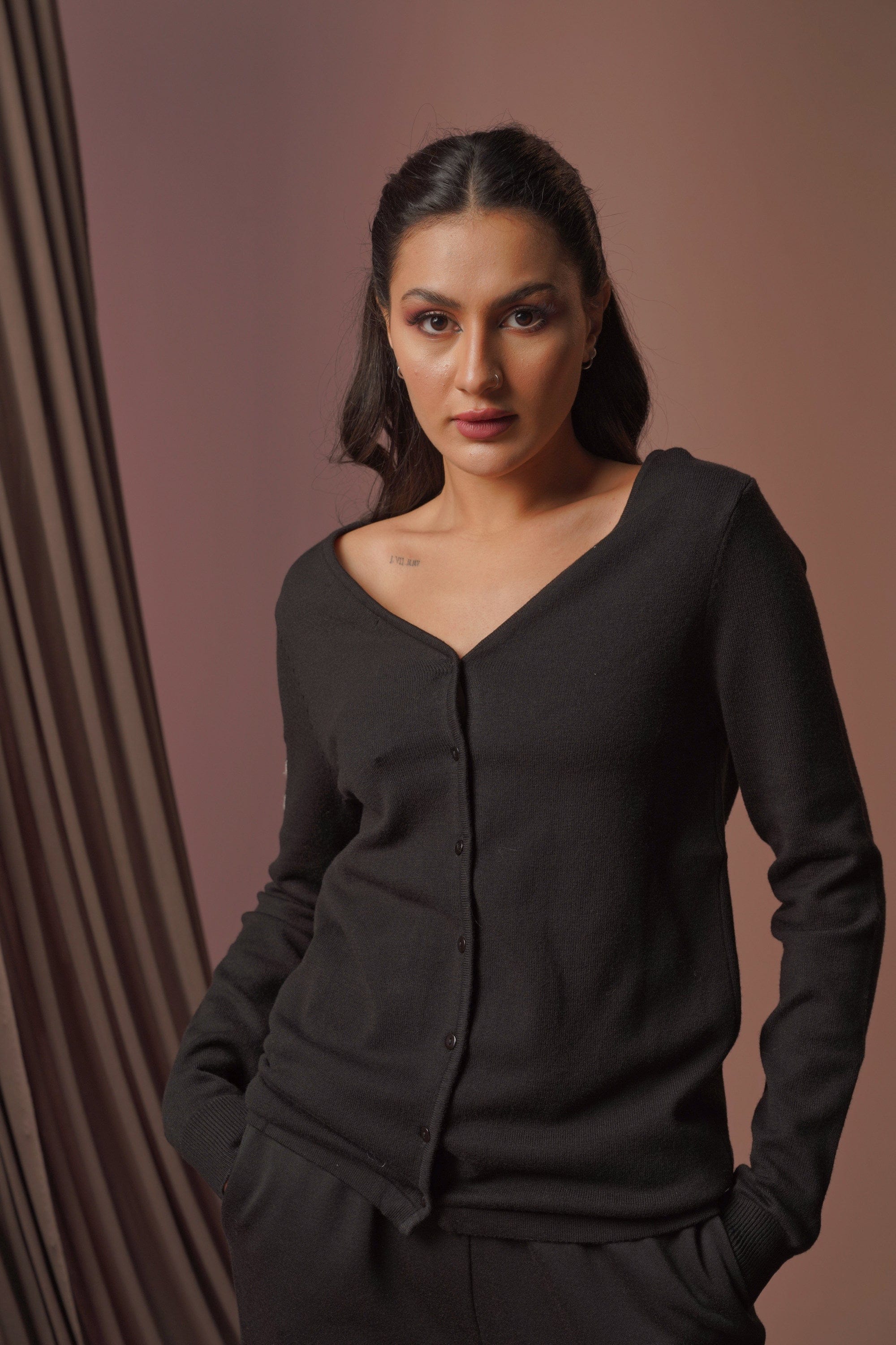 داليدرس بلوفر شتوي برقبة V وأزرار أمامية أسود