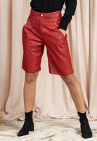 داليدرس شورت جلد نسائي برباط خلفي أحمر